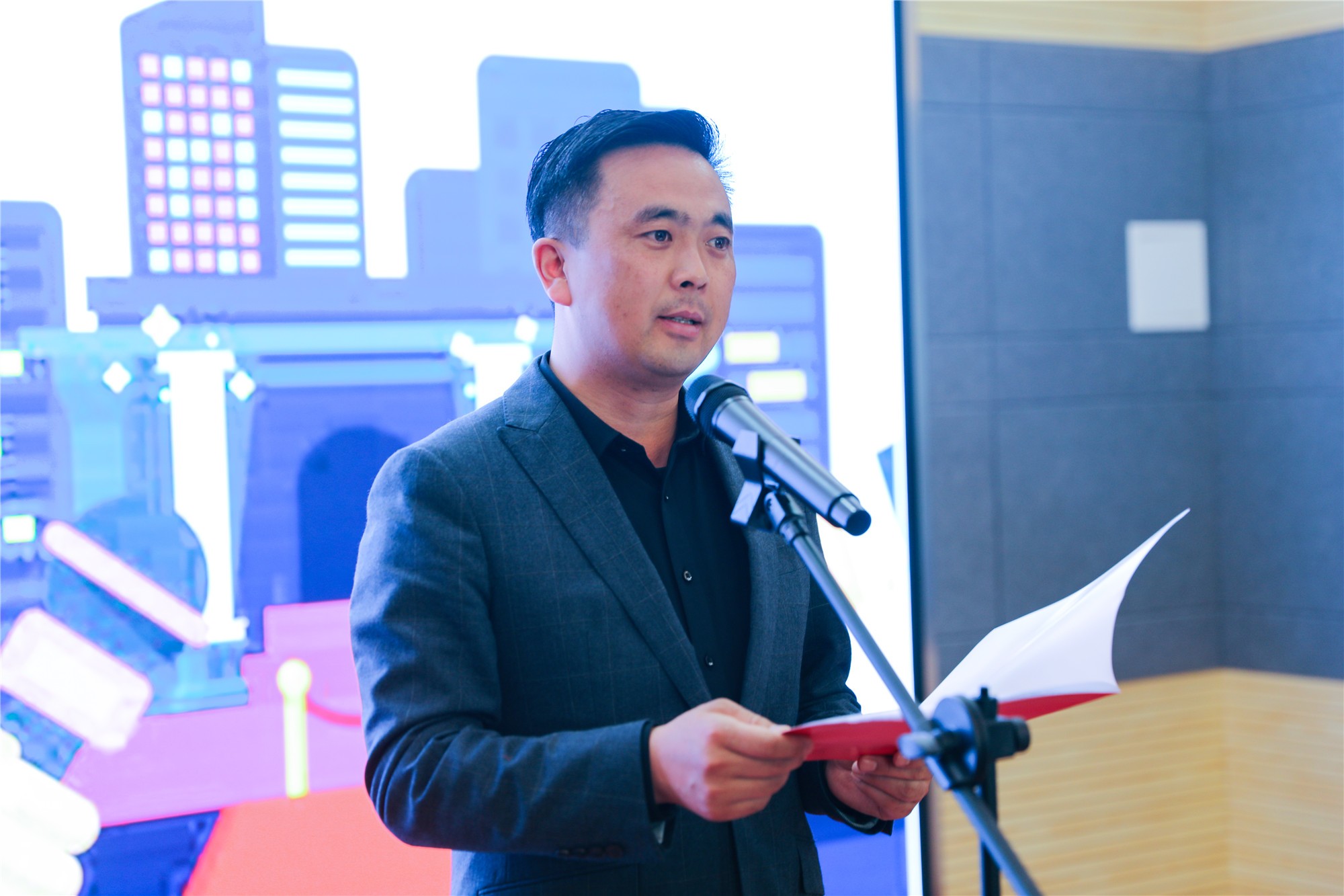 副县长郑跃赟代表县委,县政府向全县新闻工作者表示慰问,送来慰问金2