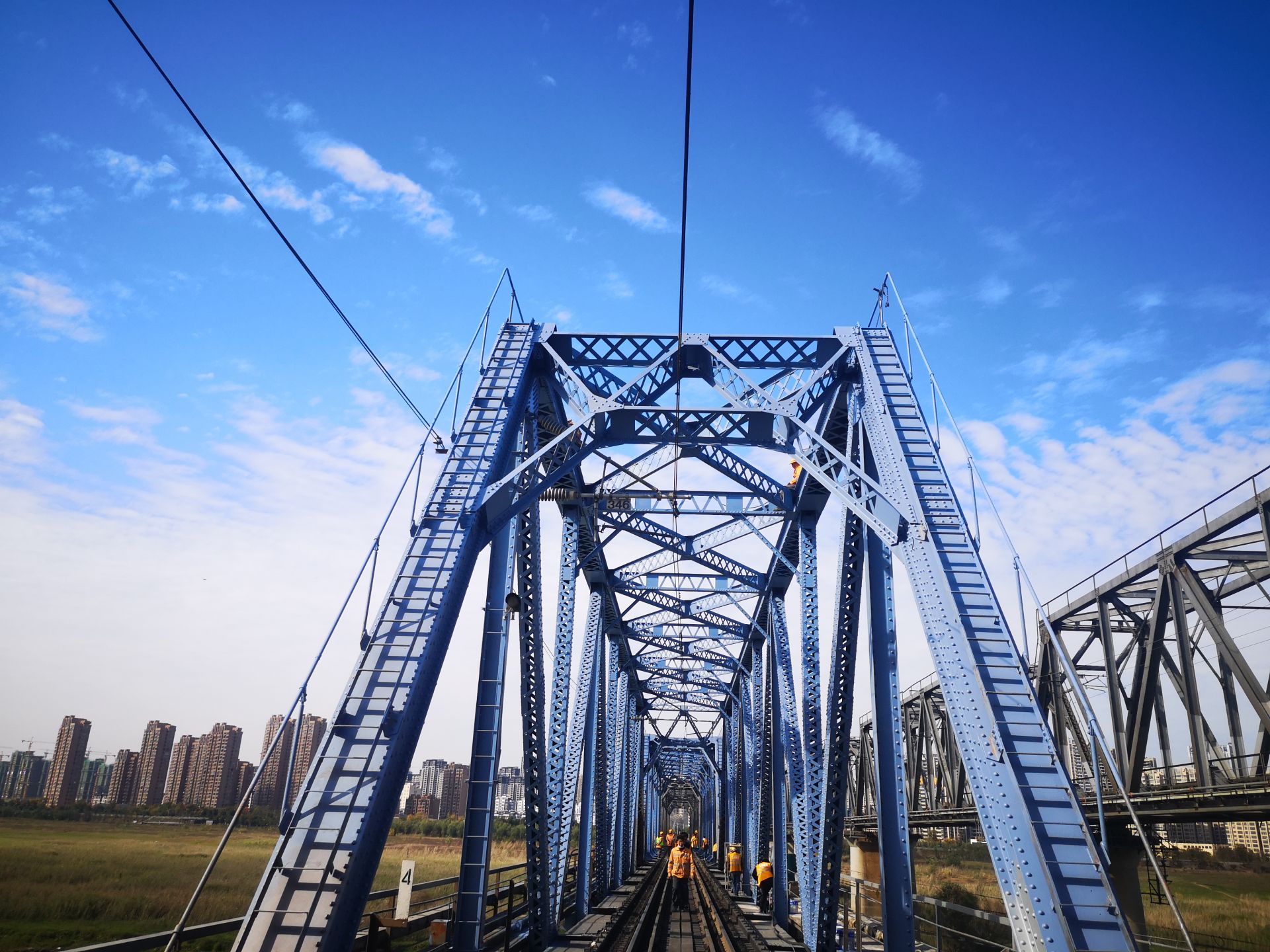 蚌埠淮河大铁桥首次钢梁涂装提前26天完成