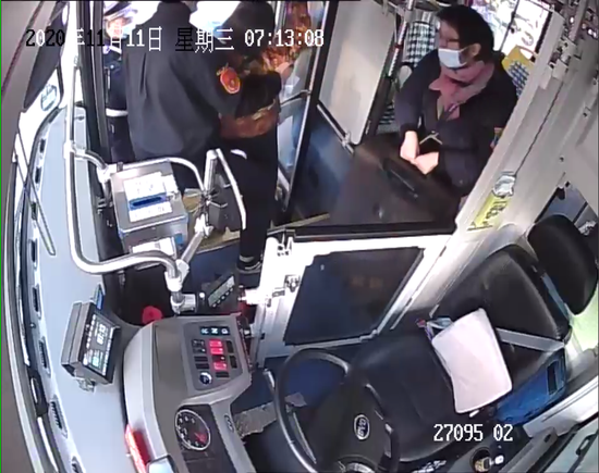 黄晟送乘客下车。公交视频截图