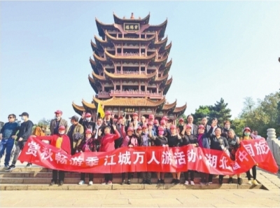 11月7日、8日，天气晴好，外地游客纷纷打卡游玩黄鹤楼、海昌极地公园、木兰玫瑰园、木兰胜天农庄等景区。图片由旅行社提供