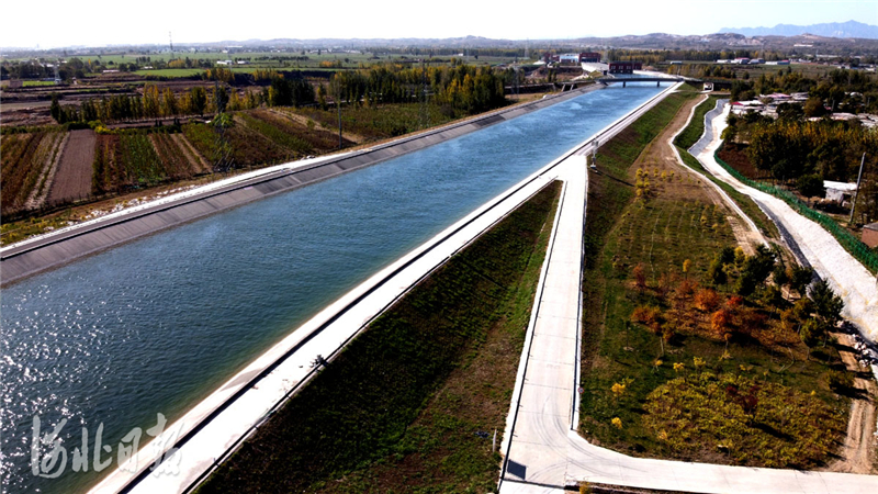 2020年11月2日，在蓝天白云映衬下，南水北调中线工程河北邢台境内，缓缓流淌的渠水与两岸五彩斑斓的景观，构成一幅美丽的画卷。河北日报记者 赵永辉摄影报道