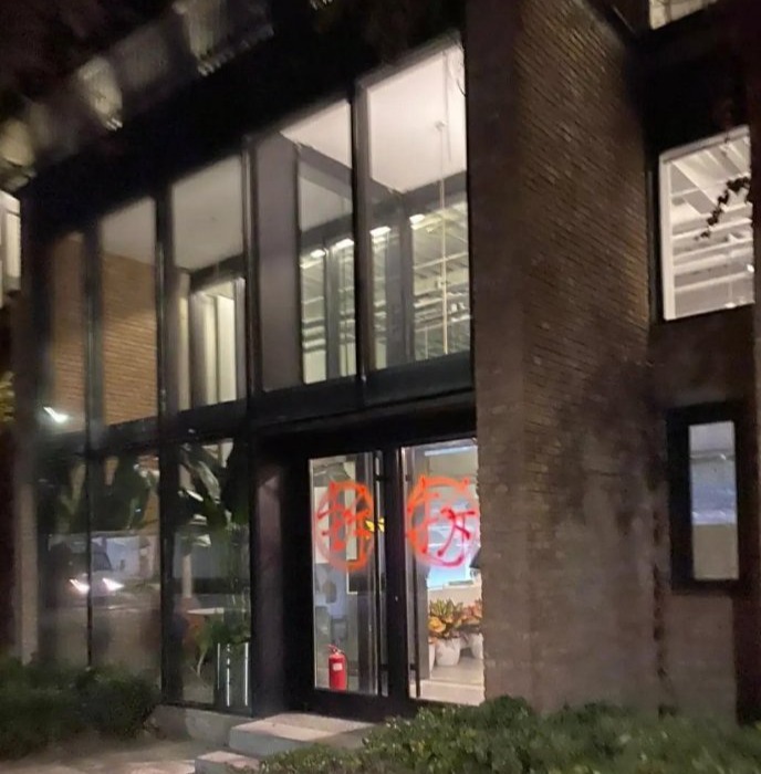 乐华娱乐回应黄明昊妈妈欠款|乐华娱乐回应黄明昊妈妈欠款 乐华大门被泼红漆,还被贴大字报