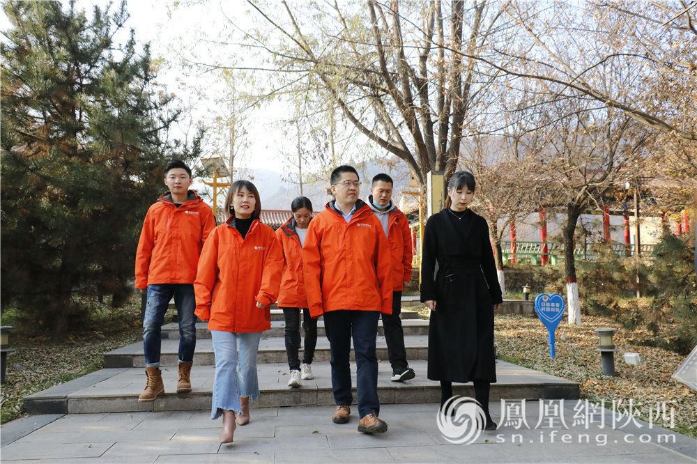 鳳凰網網國際智庫行走讀團走進黃龍縣憲法公園