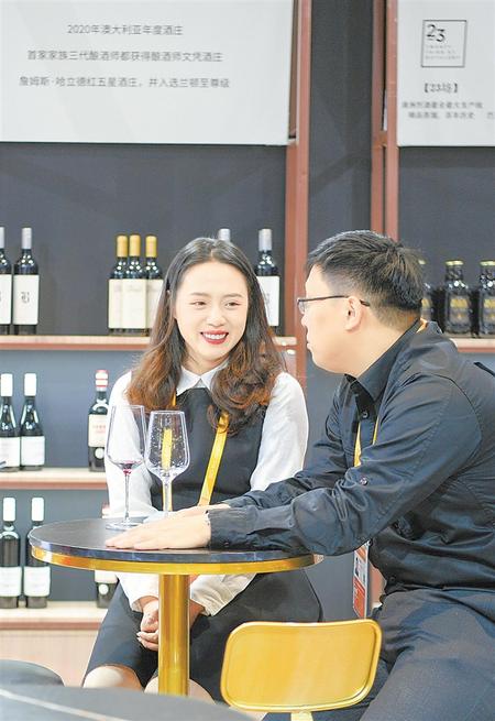 特色酒水产品吸引采购商驻足品尝