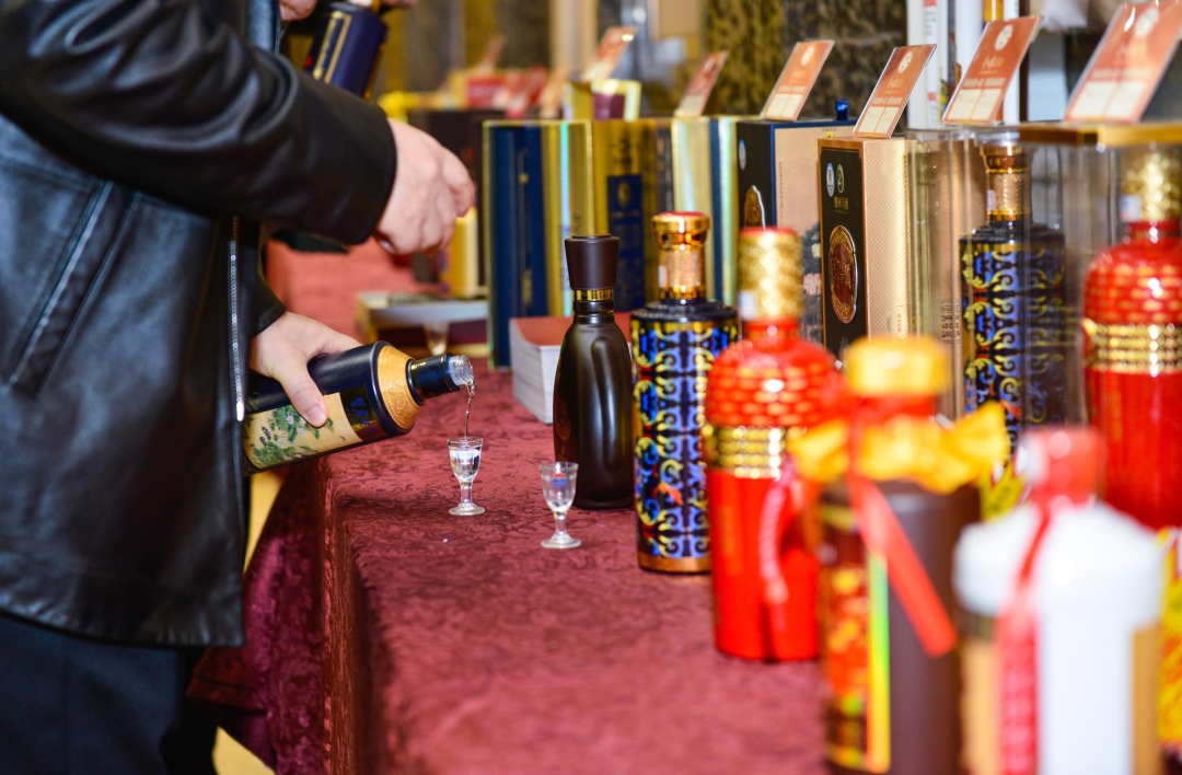 天地仁和一杯酒品百姓茅台营和谐社会