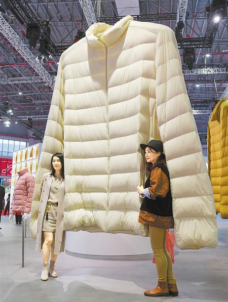 巨型羽绒服吸引了众多目光