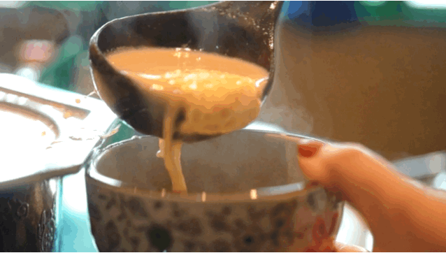 △在蒙古喝奶茶，极具仪式感