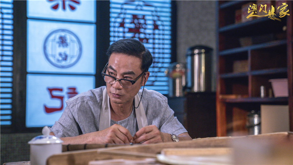 电视剧《澳门人家》中，任达华饰演梁鼎文。