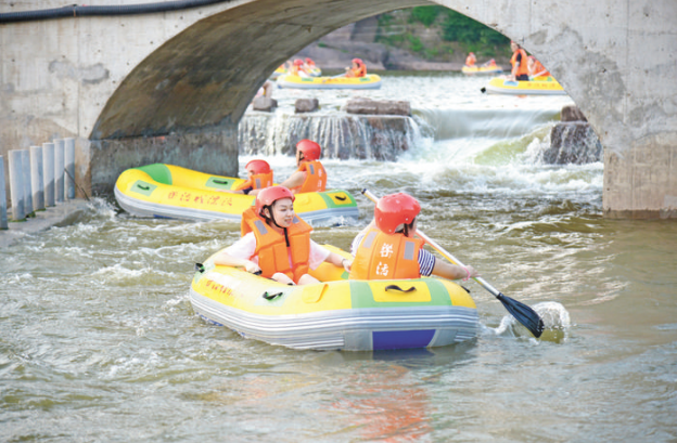 游客在乐活城体验漂流项目.(资料图片)