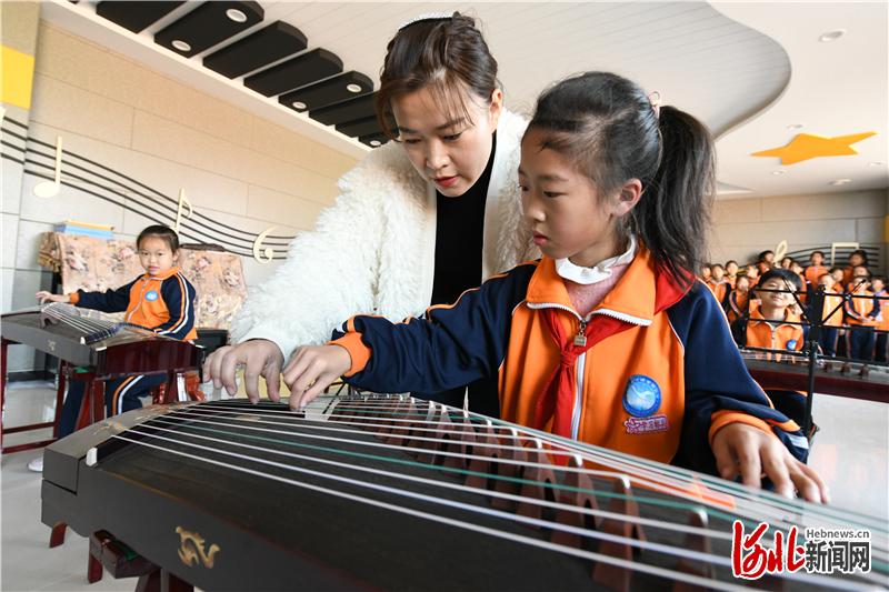2020年11月19日，河北省邯郸市广平县第四实验小学音乐合唱社团的孩子在练习古筝。通讯员 程学虎摄影报道