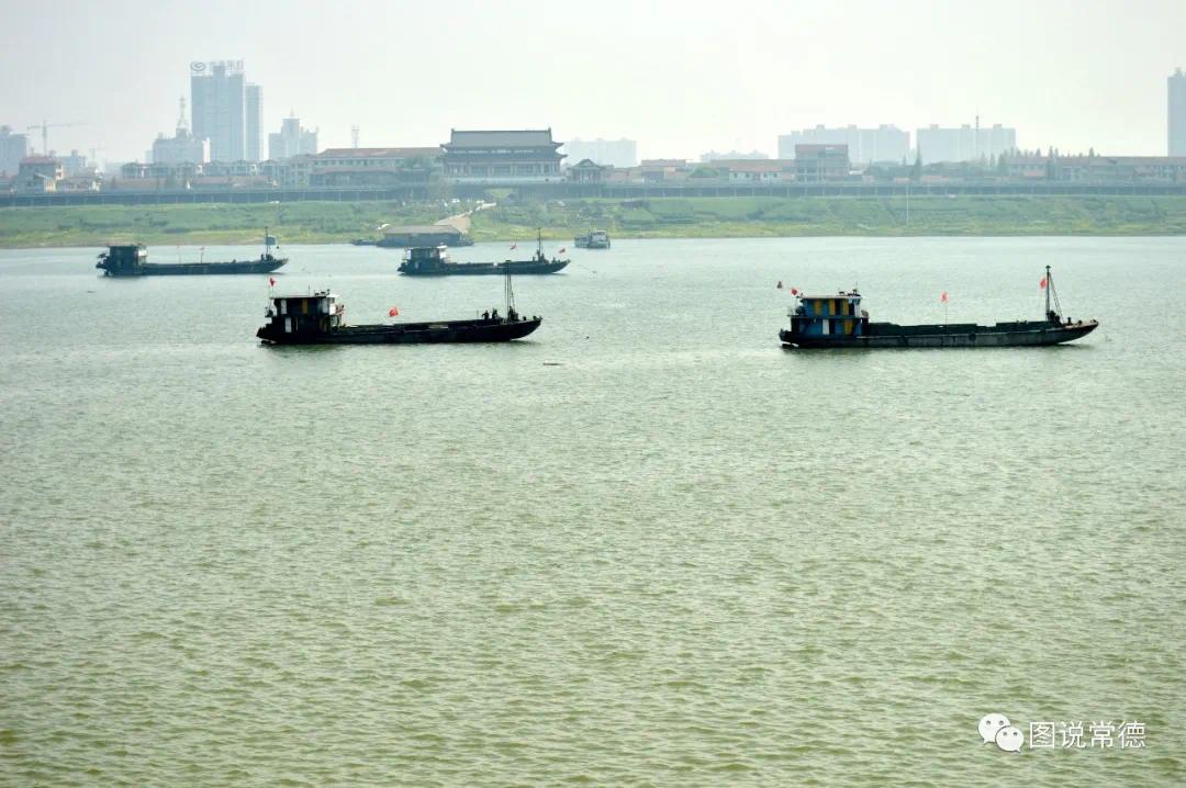 2014年4月7日，4艘装有钻塔的船在拟建沅江过江隧道沿线进行全面地质勘探。