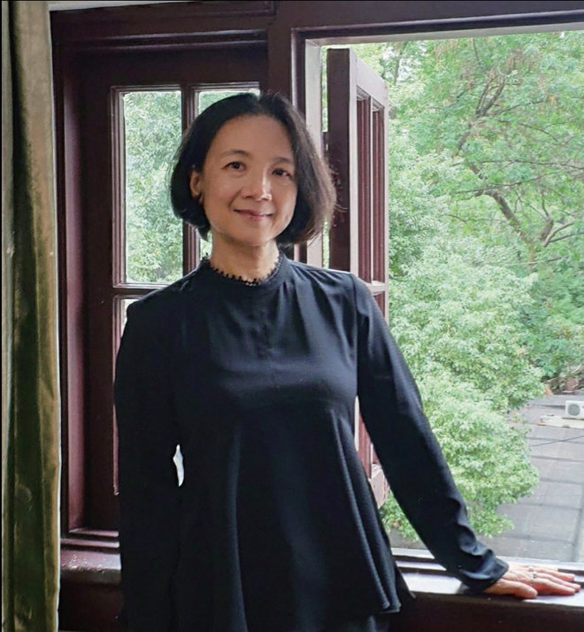 黄心村，浙江省杭州市人，北京大学中文系文学专业毕业后旅美留学，获加州大学洛杉矶分校东亚语言文化系博士，随后于加州大学伯克莱分校从事博士后研究。1998年起任教于美国威斯康辛大学麦迪逊分校东亚语言文学系，现任中国文学终身教授及东亚研究中心主任，学术论著涉及二十世纪中国文学及视听文化研究。