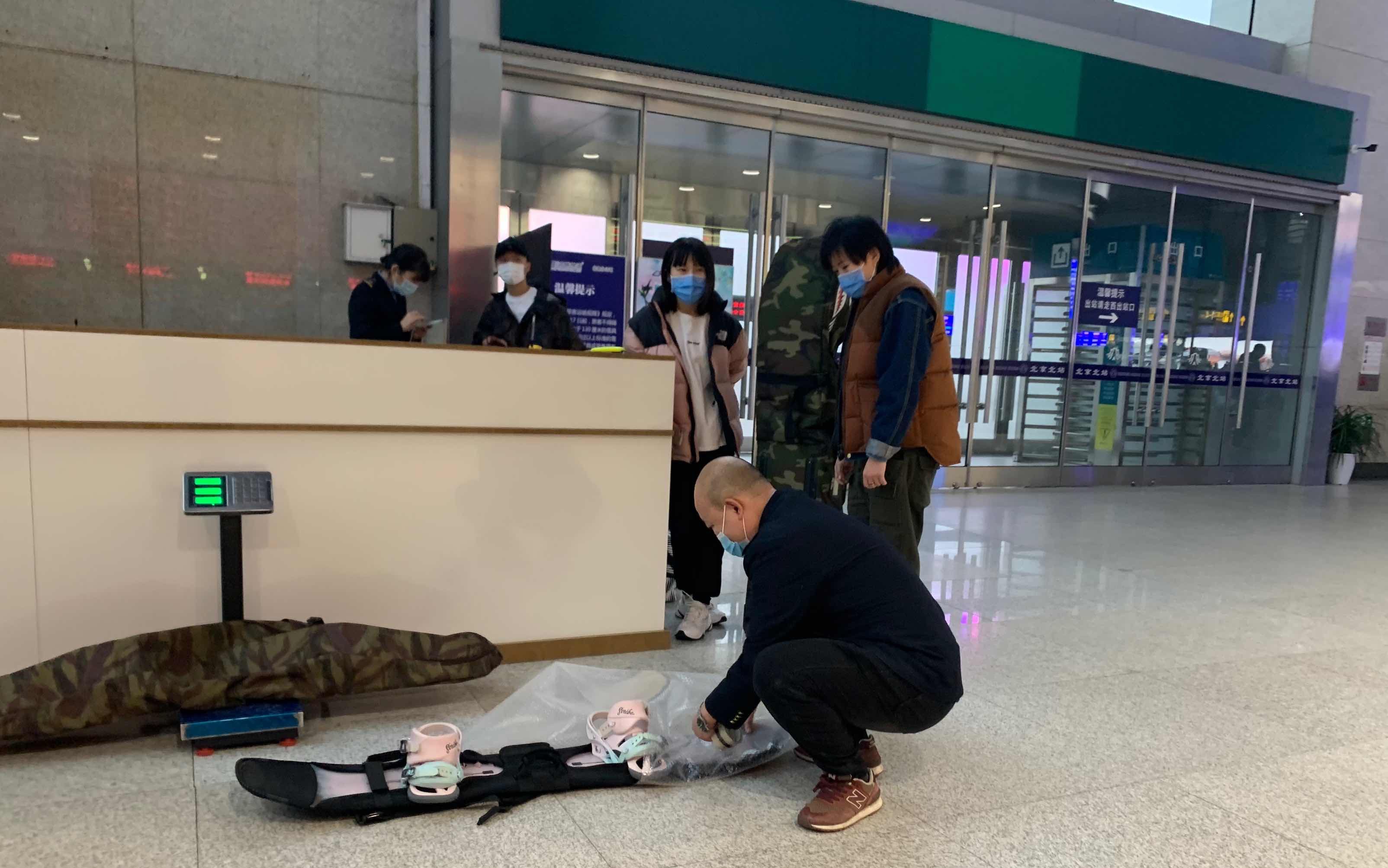 雪友购买雪具快运服务。新京报首席记者 孙海光 摄