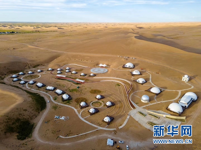 这是2020年9月26日拍摄的沙漠中天文观测基地和“摘星”小镇。（无人机照片）（图片由受访者提供）