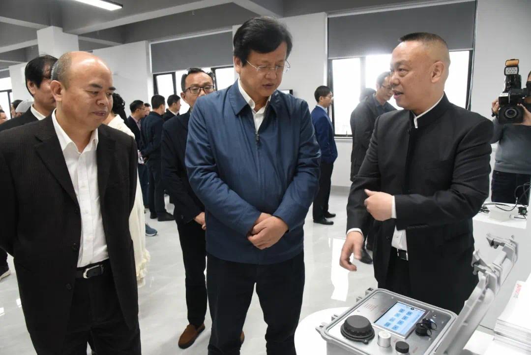 ▲ 与会领导嘉宾一同参观了久钰电子的领先创新产品展示和相关产线。