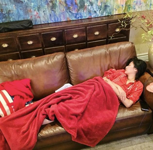 徐静蕾在社交平台更新了一组日常生活照,其中有一张照片是她躺在沙发