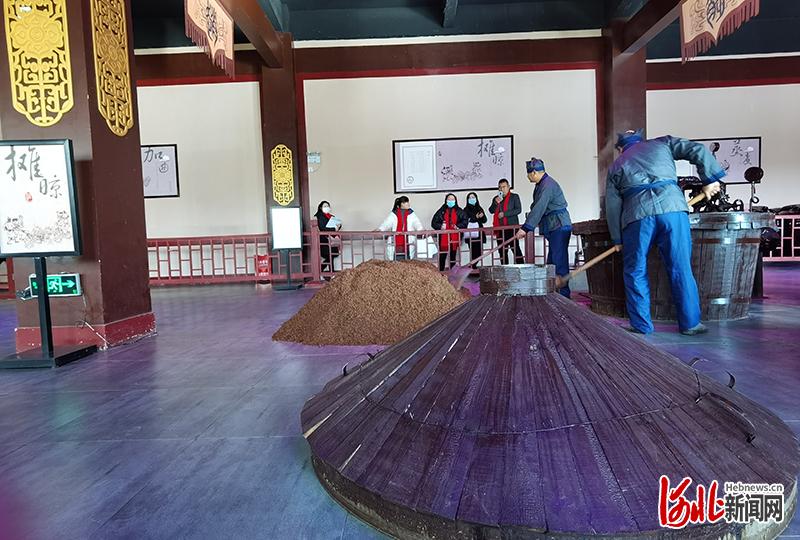 11月19日，游客在国家3A级旅游景区——赵王印象城游玩。河北日报记者乔宾娟摄