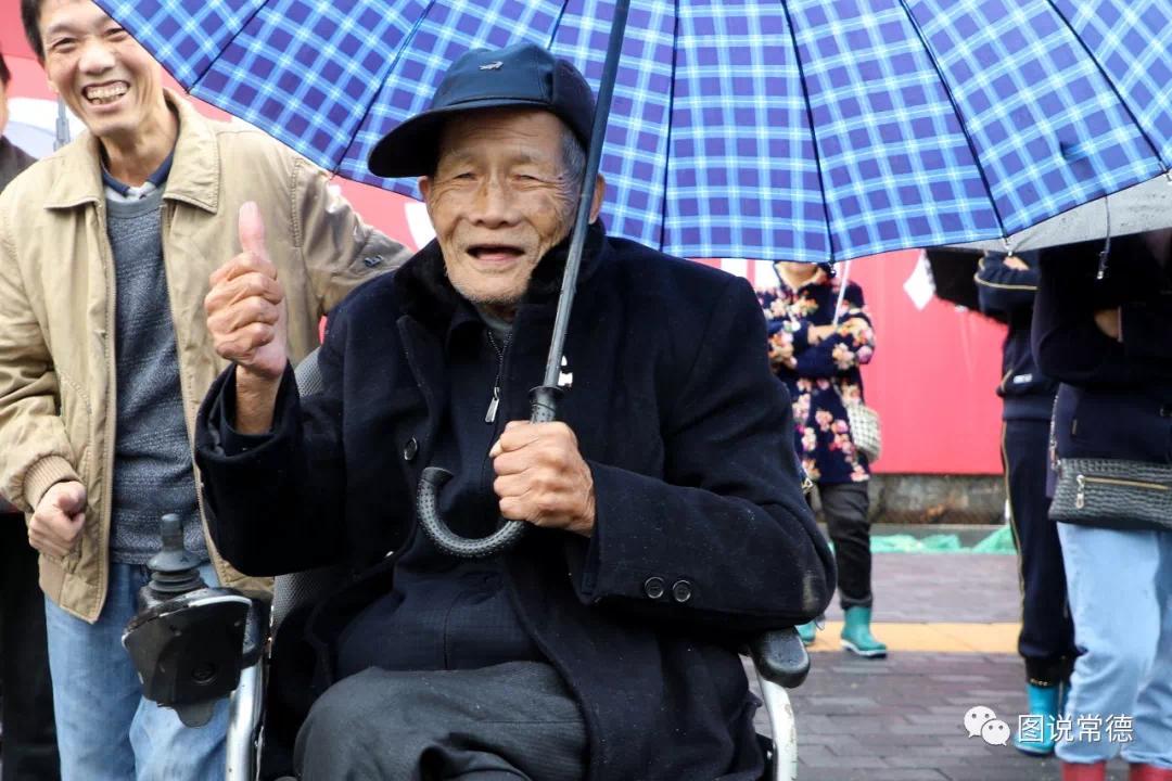 这位老人姓梁，当年84岁，是土生土长的桥南人，家就住在沅江隧道江南出入口附近。得知当天沅江隧道要开通，一大早就让孙子推着轮椅来到了隧道江南出入口。