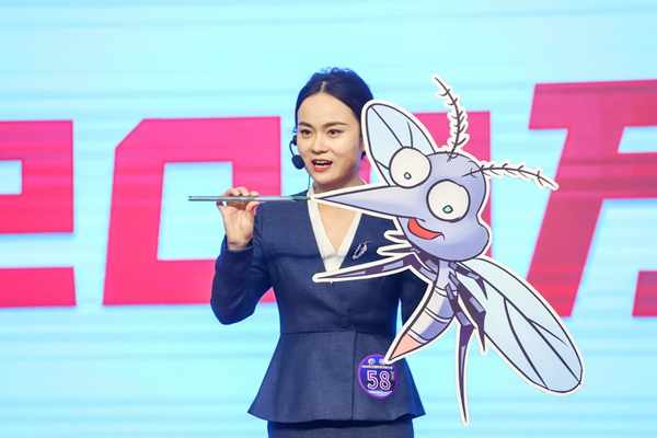 张言在讲解微型啥人机器——蚊子