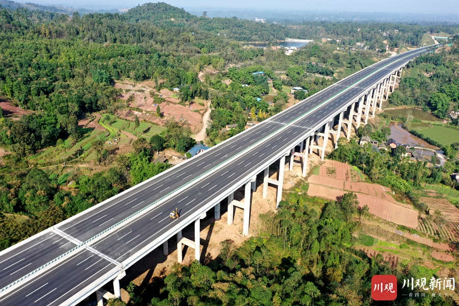 成宜高速: 全线贯通 通车倒计时