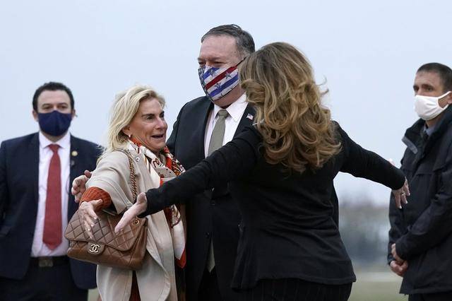 （蓬佩奥拥抱美国驻法大使麦克柯尔特（左）。图/AP）