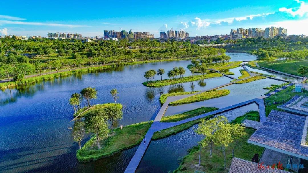 航拍美舍河凤翔湿地公园,绿意盎然的小岛在河中央罗列有序.