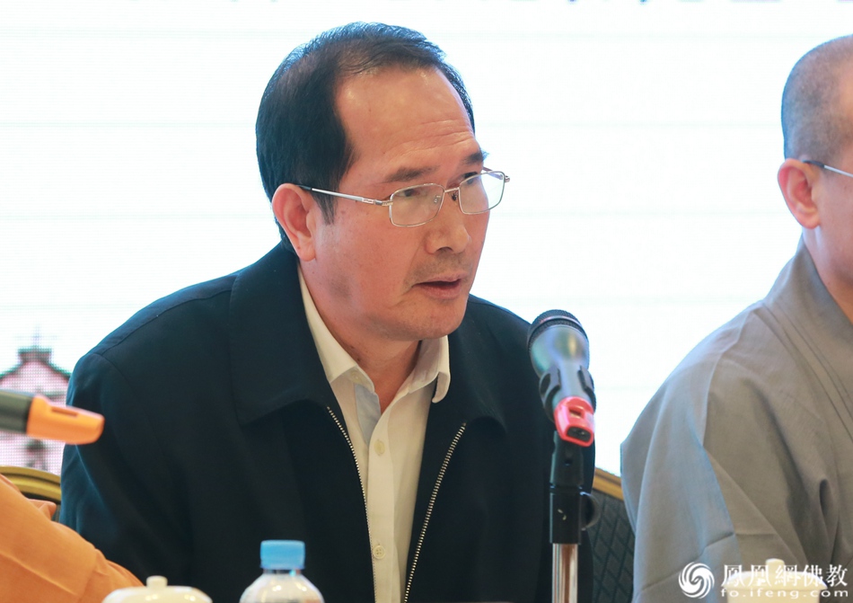 广东省民族宗教委党委组成员、省民族宗教研究院院长黄心怡致闭幕辞(图片来源:凤凰网佛教)