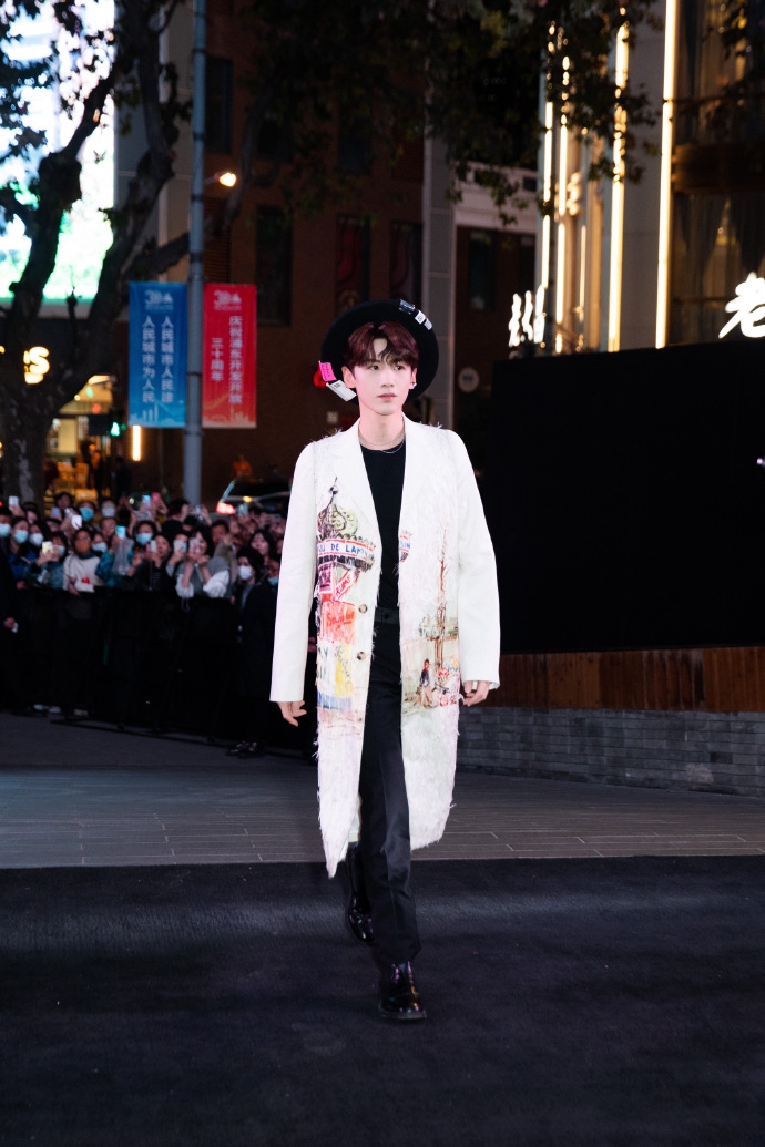 白敬亭白色西装戴黑帽 与魏大勋,傅菁同框气质儒雅