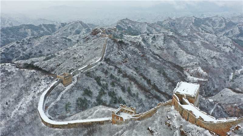 这是11月19日拍摄的金山岭长城雪景（无人机照片）。 新华社发（周万平摄）