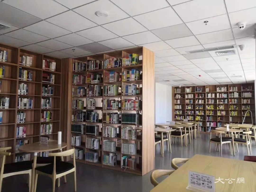 24小时图书室内(周丽君摄)