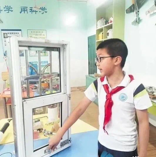 张荣景演示“连动互换防护窗”