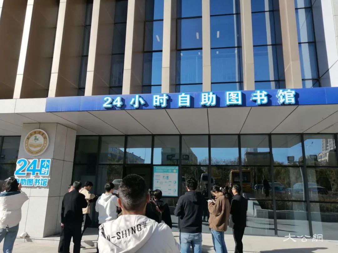 同学们参观24小时图书馆(刘宇悦摄)