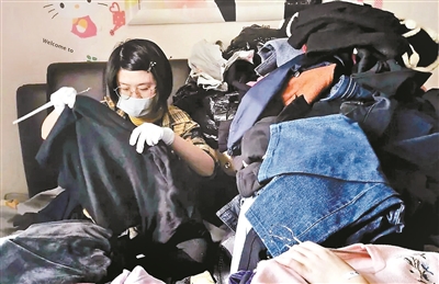 整理收纳师在清理衣物
