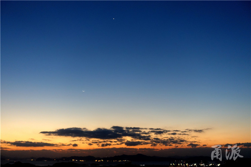 18——11月14日清晨5点48分,天已经很亮了,但“水星合月”的景观尚能看到,此时月亮的鬼影开始消失,只剩下一条弧线,前方就是梅山保税区和舟山六横岛.JPG