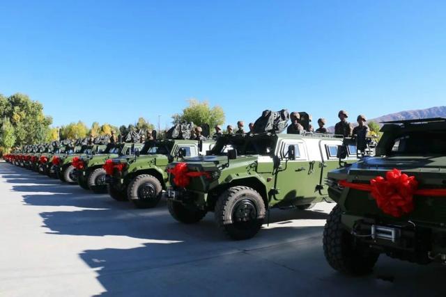 西藏军区所属一个营最近收到了最新一批三代"猛士"csk-181装甲突击车