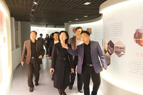 图二:赵雅玲率铜川教育局考察团前往盐渎实验学校考察交流