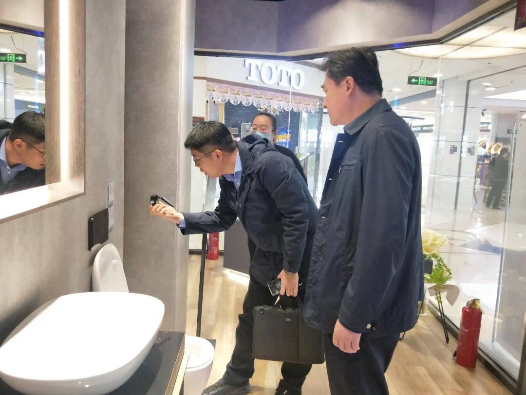 执法人员检查洁具“水效标识”