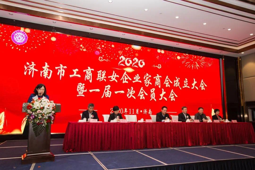 市行政审批服务局副局长石丽华宣读同意商会成立的批复