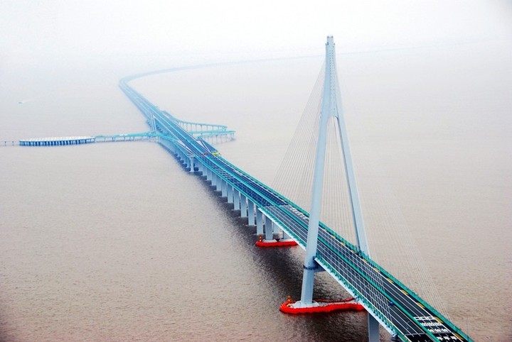 杭州湾跨海大桥雄姿。 宁波杭州湾新区管委会供图