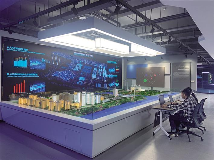 西安交大电信学部—国中慧通信息物理融合能源系统联合实验室内，工作人员正在操控信息物理融合能源系统实验平台。