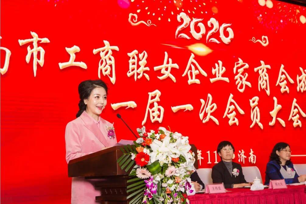 商会首任会长马悦彤女士作表态发言