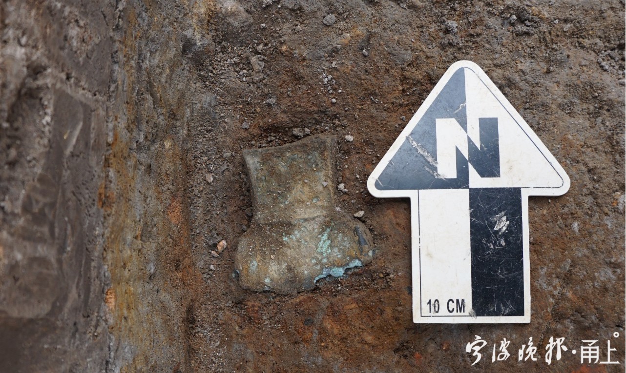 14  出土青铜铲.jpg