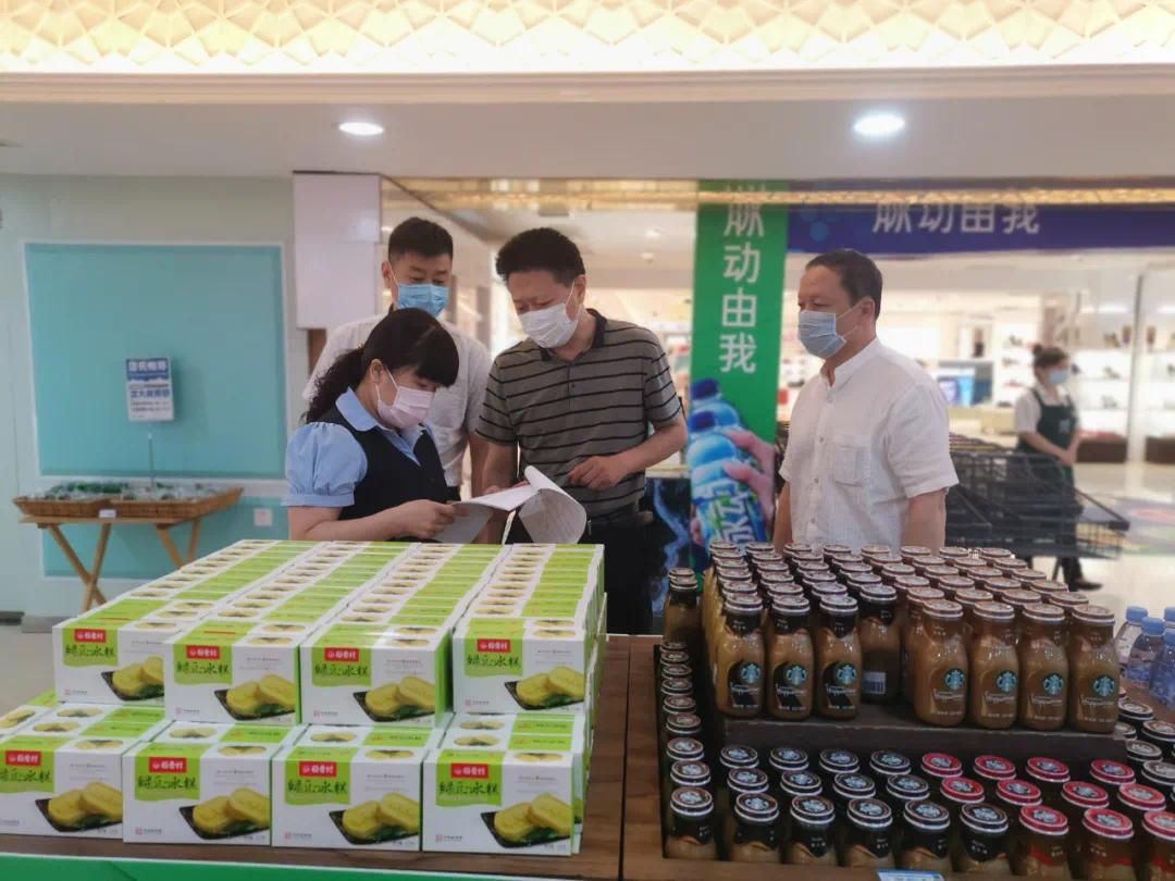 执法人员检查食品质量安全