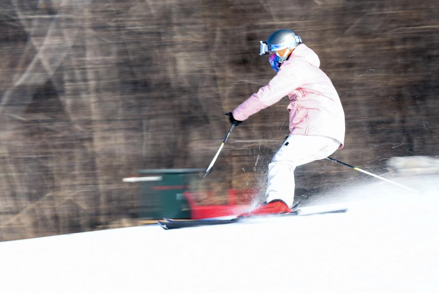 11月14日，滑雪爱好者在吉林市北大湖滑雪场滑雪。