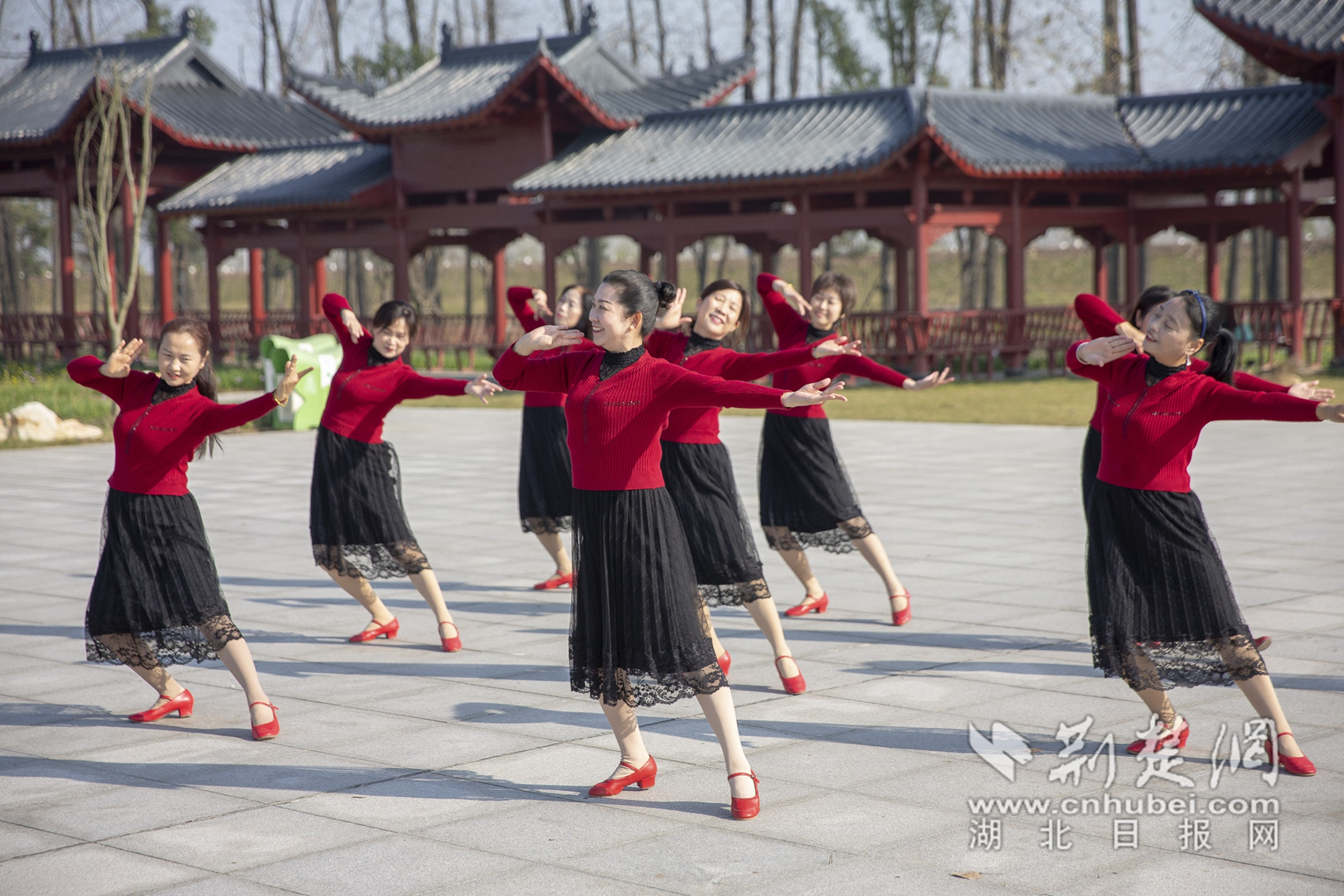 市民在江陵县滨江公园跳舞.荆楚网记者刘建维 摄
