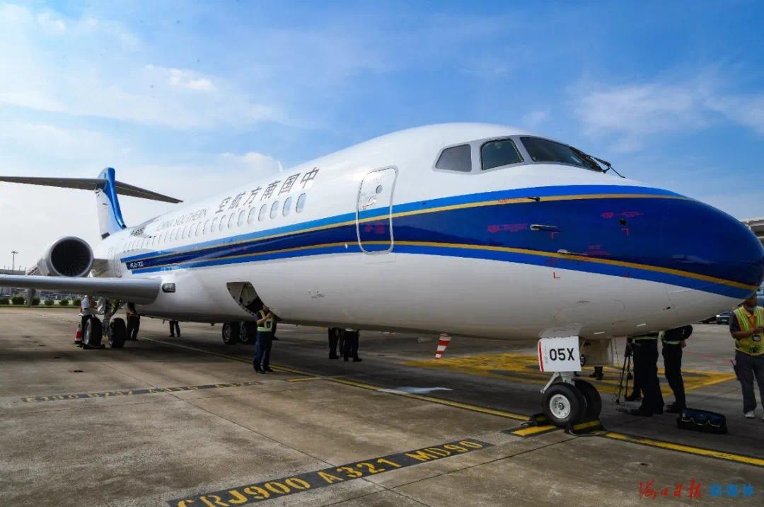 一架由南航集团以融资租赁方式引进的国产arj21飞机进入停机坪.