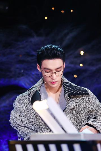 张艺兴从偶像到舞者再到娱乐公司老板