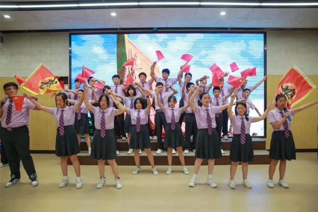 格兰德中学张群：一定是特别的缘分  才可以一路走来变成了一家人