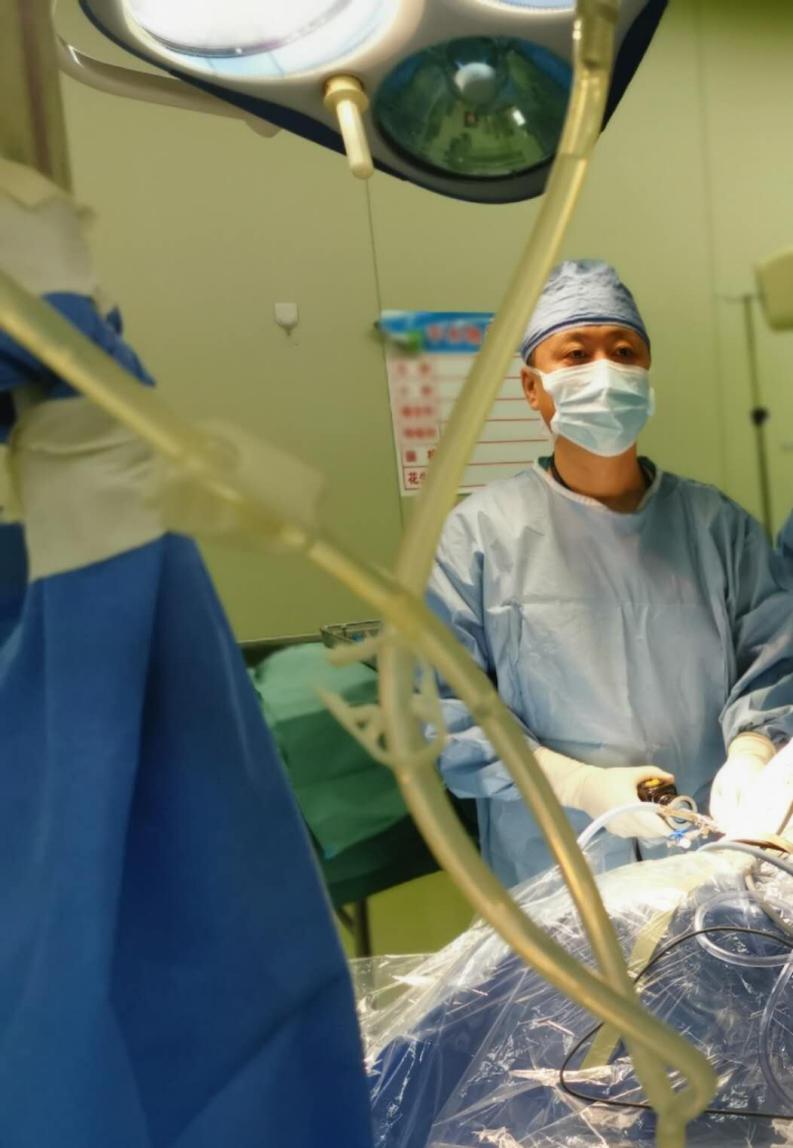 潘海乐教授进行手术