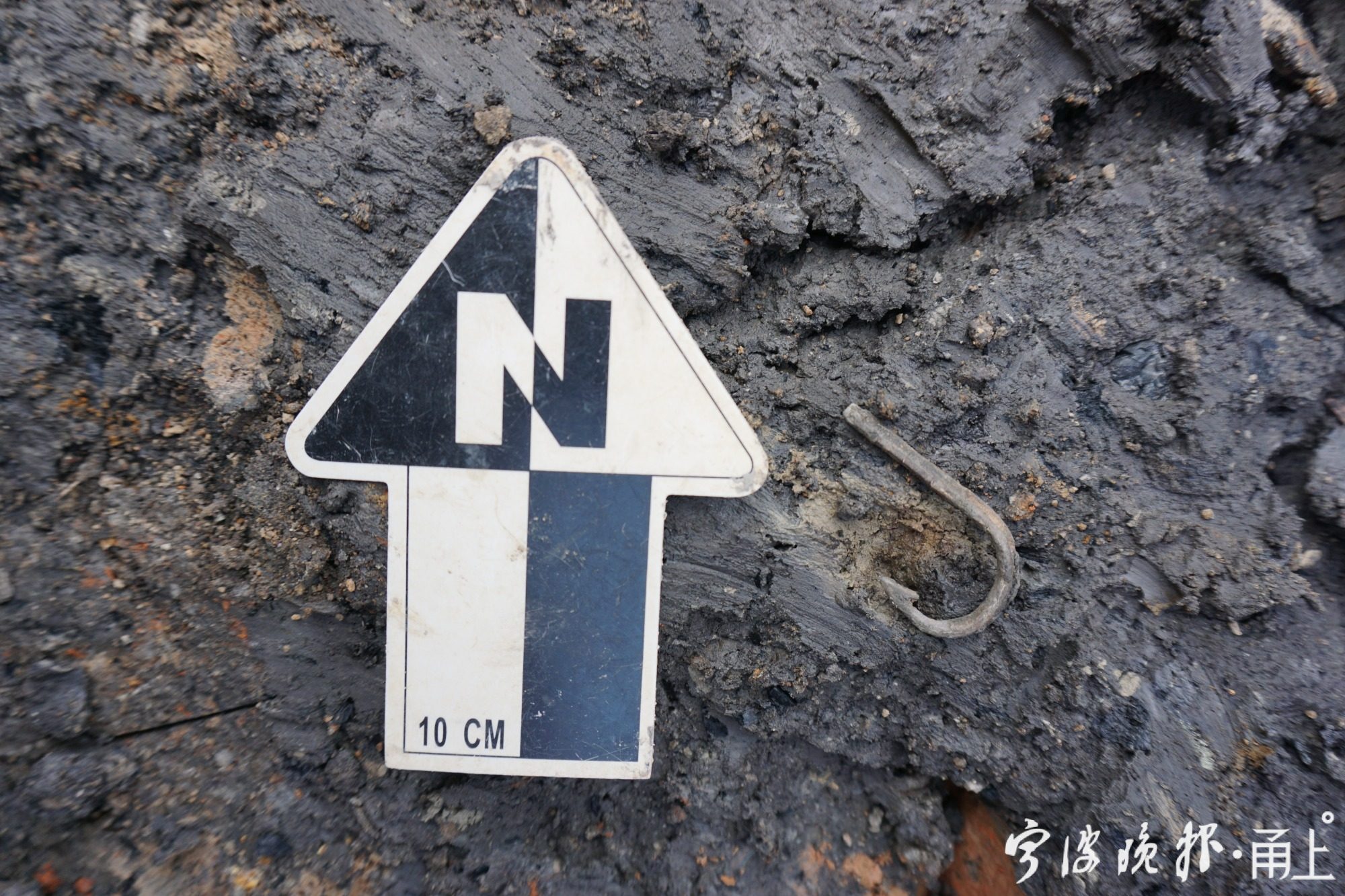 11  H20内出土的铜鱼钩.JPG